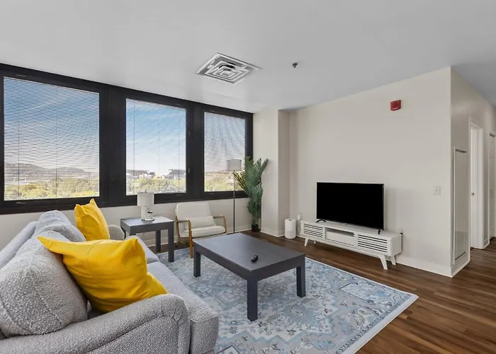 2Br Downtown Apartment With Gym & Deck