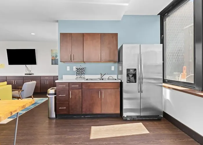 2Br Downtown Apartment With Gym & Deck